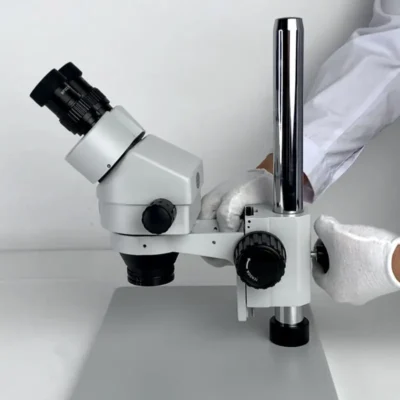Microscope viewing head mounting bracket for stereo microscope installation
