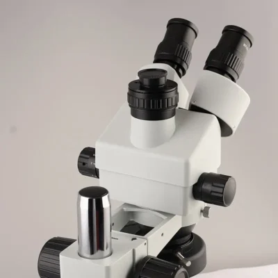 Inclined eyepiece design of trinocular microscope viewing head